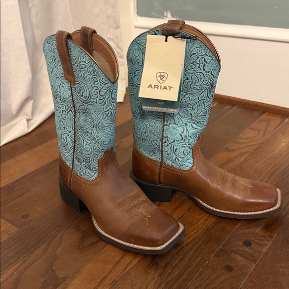 NWT Ariat Round Up Wide Square Toe Women Brown and Blue...